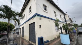 En venta terreno esquinero en Clemente Ballén y Ismael Perez Pazmiño, centro de Guayaquil.