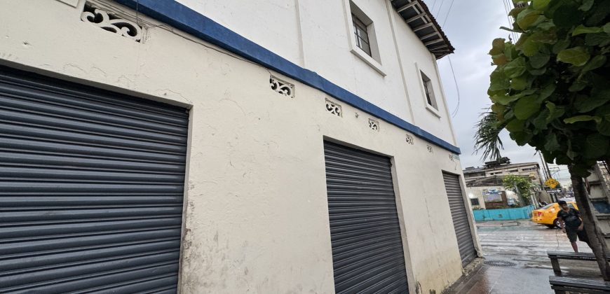 En venta terreno esquinero en Clemente Ballén y Ismael Perez Pazmiño, centro de Guayaquil.