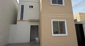 En alquiler casa de 3 dormitorios de estreno en urb.Paseo del sol 5 en vía la costa.