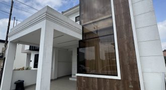 En venta casa de 3 dormitorios en urb.San Antonio en vía Salitre.