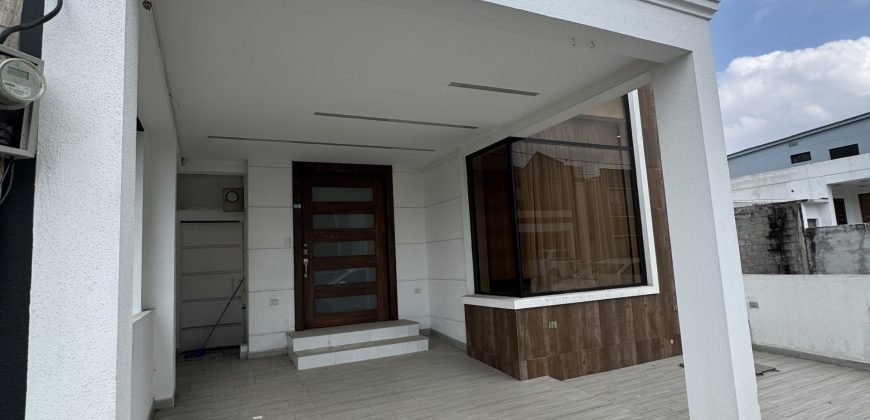 En venta casa de 3 dormitorios en urb.San Antonio en vía Salitre.