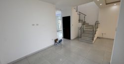 En venta casa de 3 dormitorios en urb.San Antonio en vía Salitre.